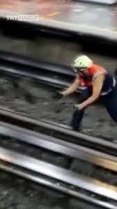 Metro stansiyasına toyuq girdi - VİDEO