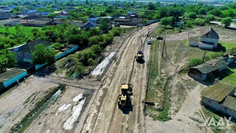 Neftçala rayonunda 11 yaşayış məntəqəsinin yolları yenidən qurulur - VİDEO/FOTO