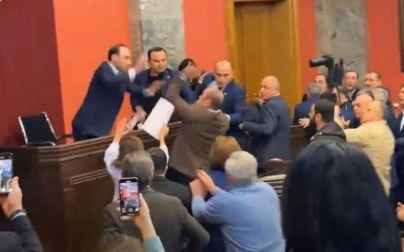 Gürcü deputatlar Rusiyaya görə dalaşdılar