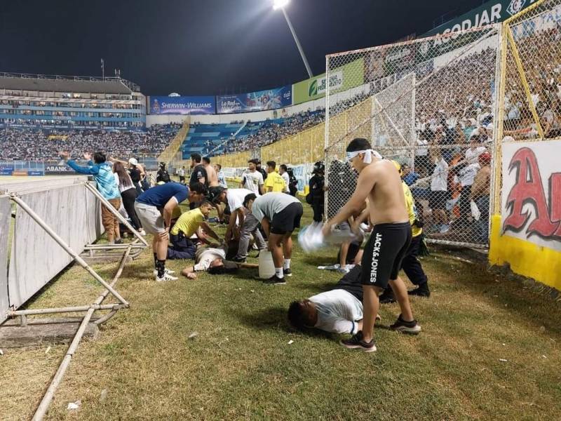 Salvadorda stadionda izdiham zamanı 9 nəfər ölüb - VİDEO