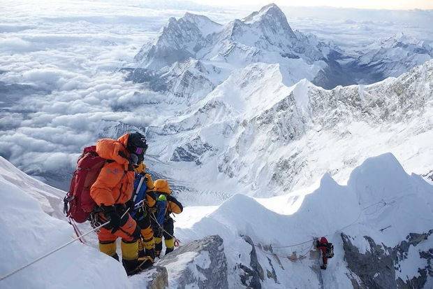 Everestdə bədbəxt hadisə: 1 alpinist öldü, 2-si itkin düşdü