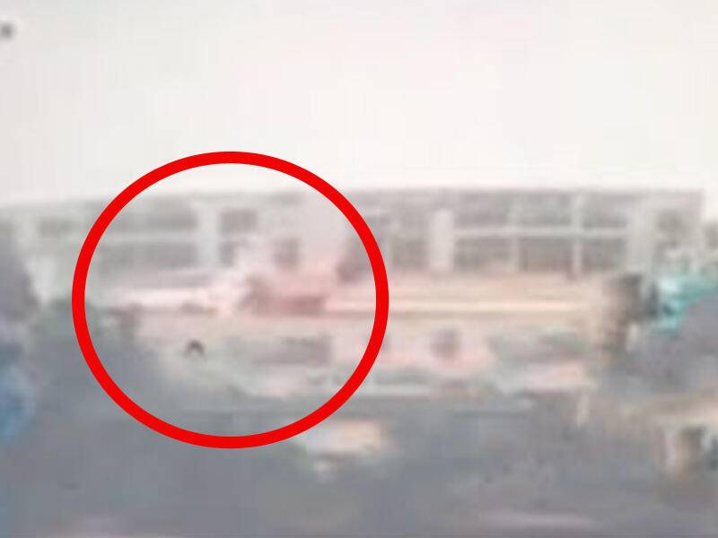 Qaradağda “KamAZ” avtobusa çırpıldı: Xəsarət alanlar var - VİDEO