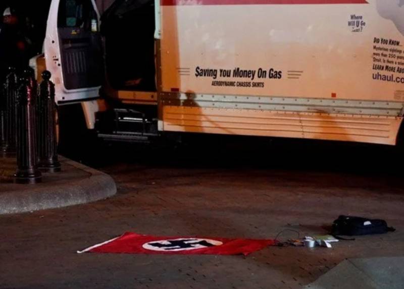 Ağ Evin qarşısında insident - Maşından nasist bayrağı çıxdı