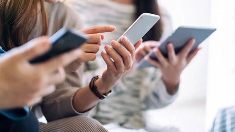 15 yaşından kiçik sosial media istifadəçiləri ilə bağlı qanun qəbul edildi
