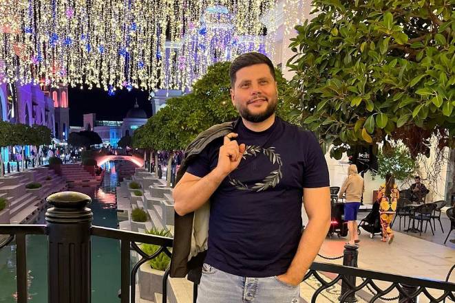 Zaur Kamal nazirliyin qarşısında yolu kəsib görün nə etdi - VİDEO