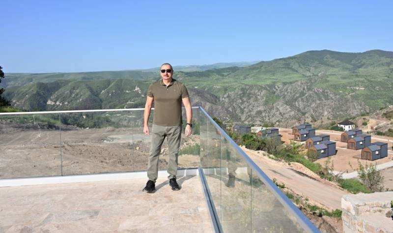 Laçında Xosrov bəy Sultanov və Zəngəzur küçələrinin kəsişməsində lövhələrin açılışı oldu - FOTOLAR