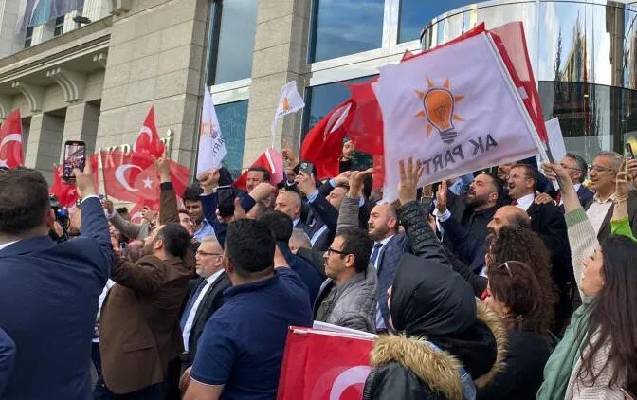 Ərdoğanın tərəfdarları qələbəni qeyd edir