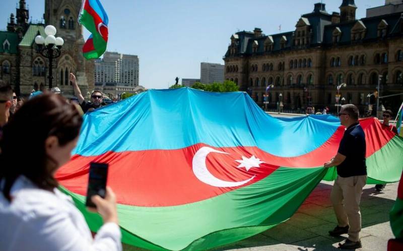 Kanada parlamenti qarşısında Azərbaycan bayrağı - FOTO
