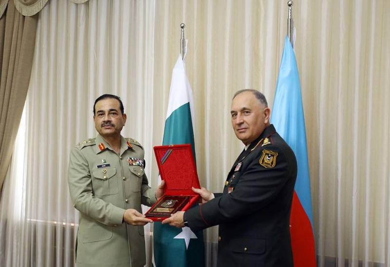 Kərim Vəliyev pakistanlı komandanla hərbi təlimlərdən DANIŞDI