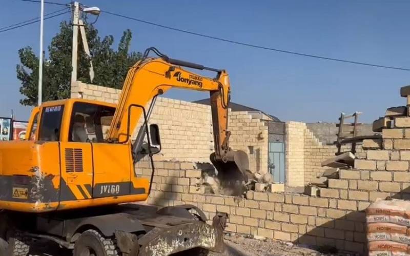 Gəncədə qanunsuz tikili söküldü - FOTO