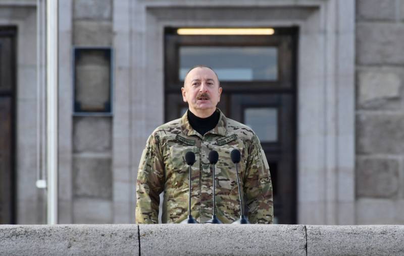 İlham Əliyev Xankəndidə keçirilən paradda çıxış etdi