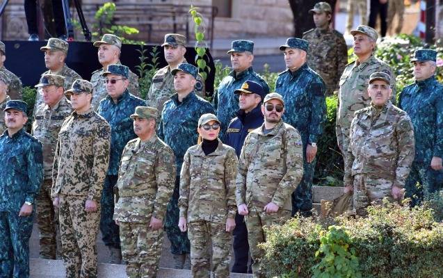 İlham Əliyev ailəsi ilə Xankəndidəki paradda - FOTOLAR