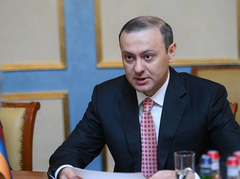 Armen Qriqoryan Brüsselə gedir 