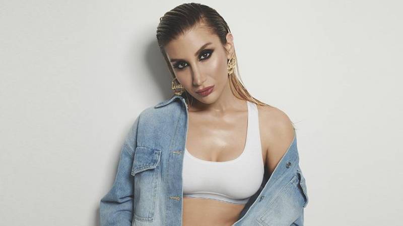 İrem Derici yeni sevgilisi ilə qucaqlaşaraq poza verdi