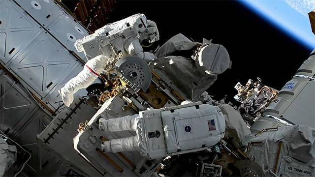 Qadınların kosmos gəzintisində çanta detalı
