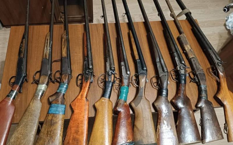Vətəndaşlar qanunsuz saxladıqları ov tüfənglərini polisə təhvil verdilər