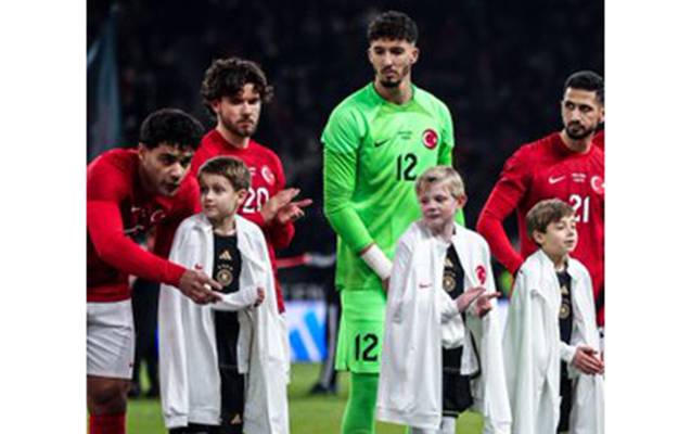 Türkiyəli futbolçulardan uşaqlara jest - VİDEO