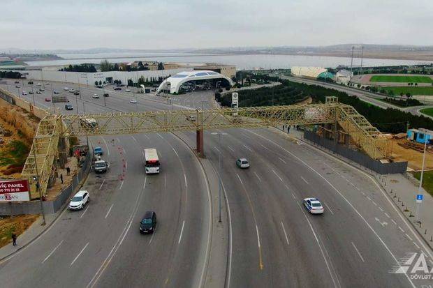 Yeni yerüstü piyada keçidinin inşası davam edir