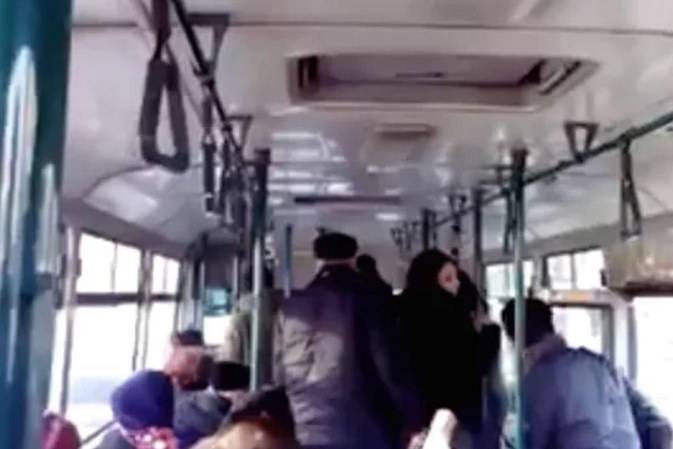 Avtobusda qadın sərnişinlər saçyolduya çıxdılar - Səbəbi DƏHŞƏTƏ GƏTİRDİ + VİDEO