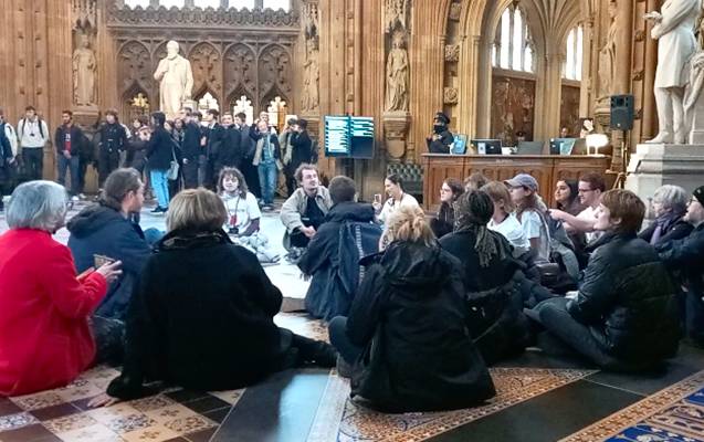 Britaniya parlamentində oturaraq etiraz aksiyası keçirdilər