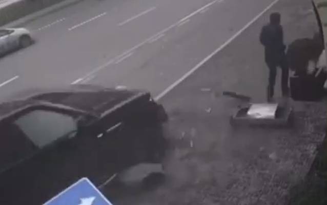 Piyada avtomobilin zərbəsindən son anda xilas oldu - Video