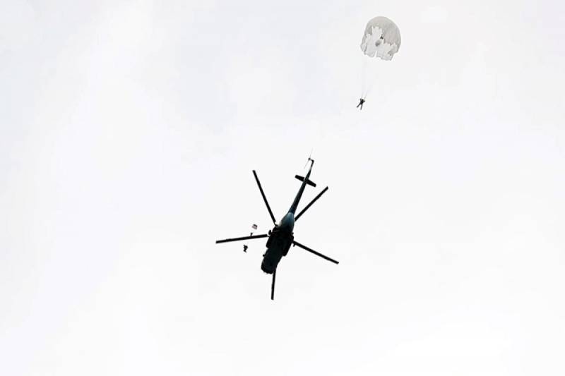 Azərbaycanın dəniz xüsusi təyinatlıları paraşüt tullanışları icra etdilər - VİDEO