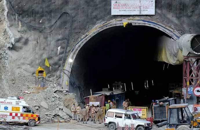 Tuneldə sıxışıb qalan 41 işçiyə çatmaq üçün son 15 metr