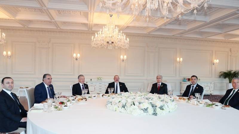 Bakıda səfərdə olan dövlət və hökumət basçılarının şərəfinə rəsmi nahar verilib 