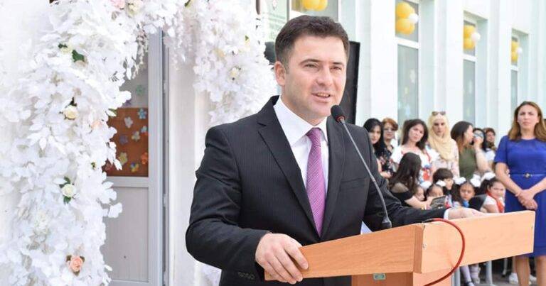 Azərbaycanda ŞOK hadisə: Təhsil İdarəsinin müdiri şagirdi döydü – VİDEO
