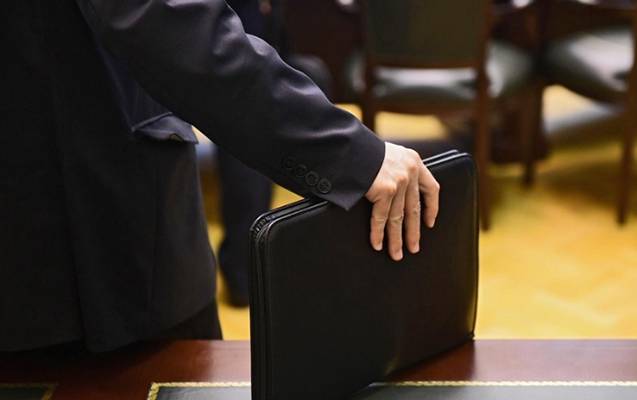 Rüşvətə görə tutulan 4 vəzifəli şəxs ev dustaqlığına buraxıldı