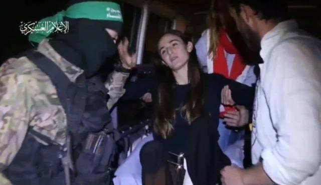 İsrailli girov Həmas üzvünə aşiq oldu - Məhkum mübadiləsində diqqət çəkən anlar