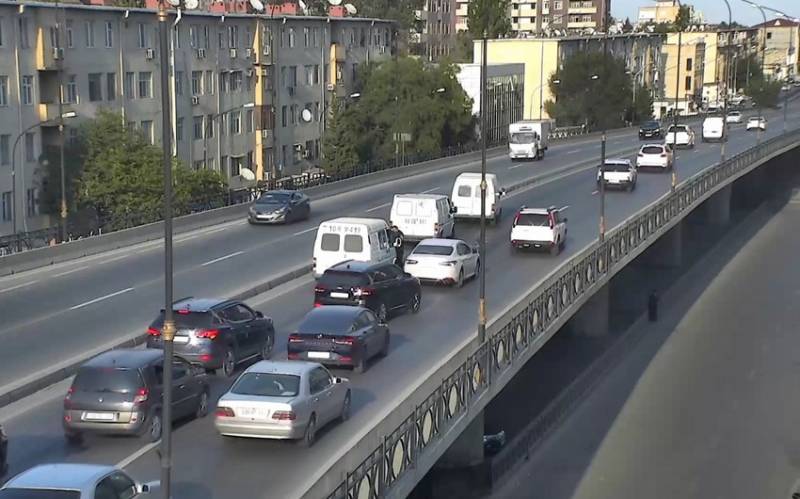 Bakıda körpünün üstündə qalan nasaz nəqliyyat vasitəsi yolda sıxlıq yaradıb