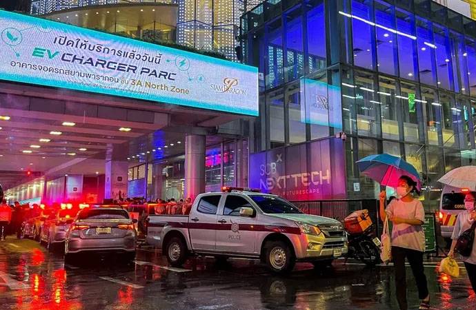14 yaşlı uşaq ticarət mərkəzində silahla atəş açdı - 3 nəfər öldü  