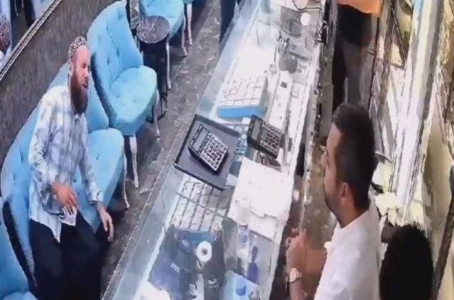 Şərbətə düşən arını xilas etmək istəyən kişi ölümdən döndü