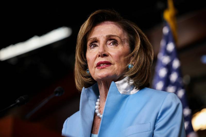 Ermənipərəst Nensi Pelosi ofisindən qovuldu