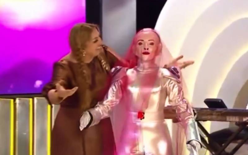 AZƏRBAYCANDA İLK: robota xınayaxdı mərasimi keçirildi - VİDEO