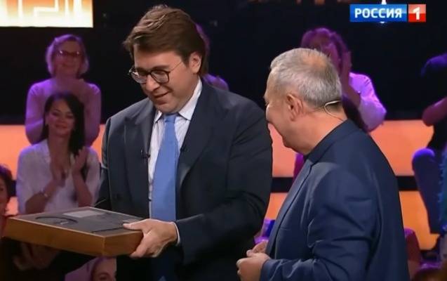 Əlixan Səmədov Malaxova balaban hədiyyə etdi - VİDEO