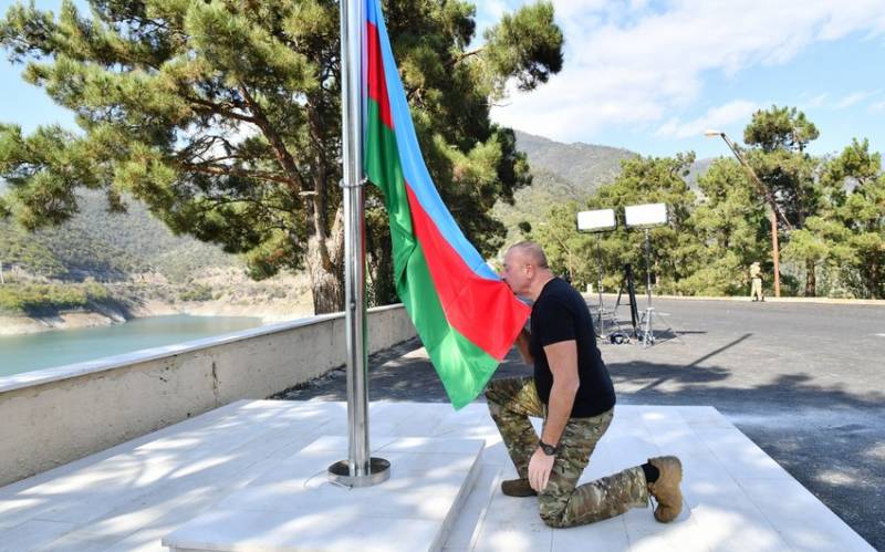 Prezident Sərsəng su anbarının ərazisində Azərbaycanın Dövlət Bayrağını ucaltdı - FOTO