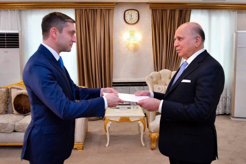 Səfirimiz etimadnaməsinin surətini nazirə təqdim etdi