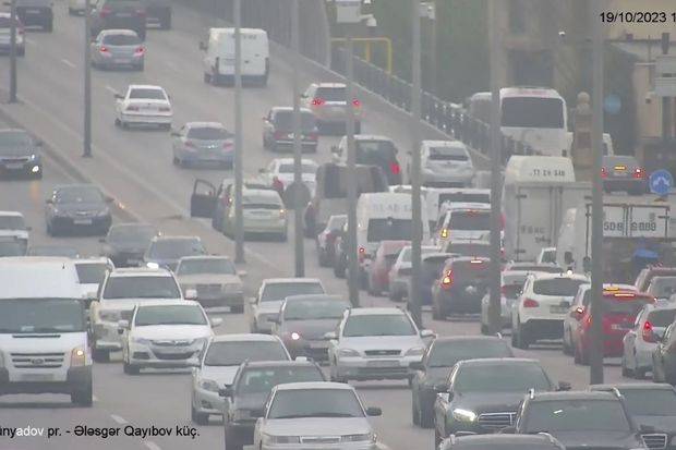 Bakıda körpünün üzərində qəza - Sıxlıq yarandı