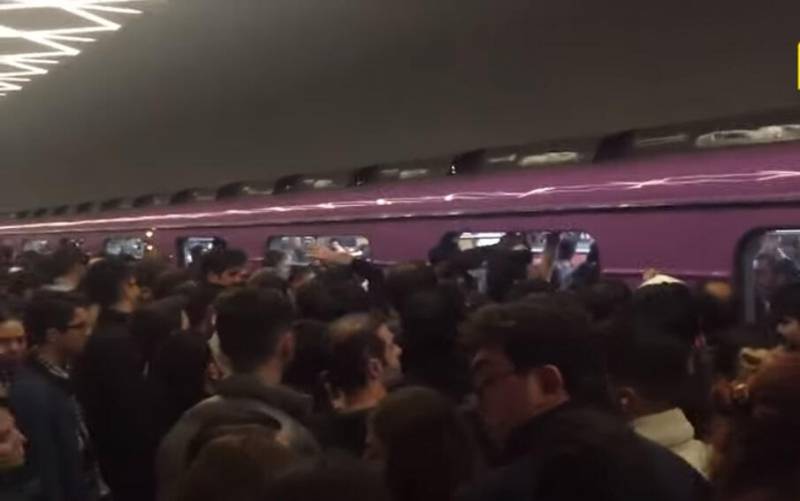 Bakı metrosunda gecikmə və sıxlıq: Nə baş verir ? - FOTO