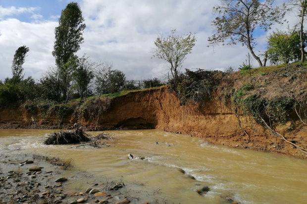 Lənkəranda çayın daşması nəticəsində torpaq sürüşməsi olub - FOTO