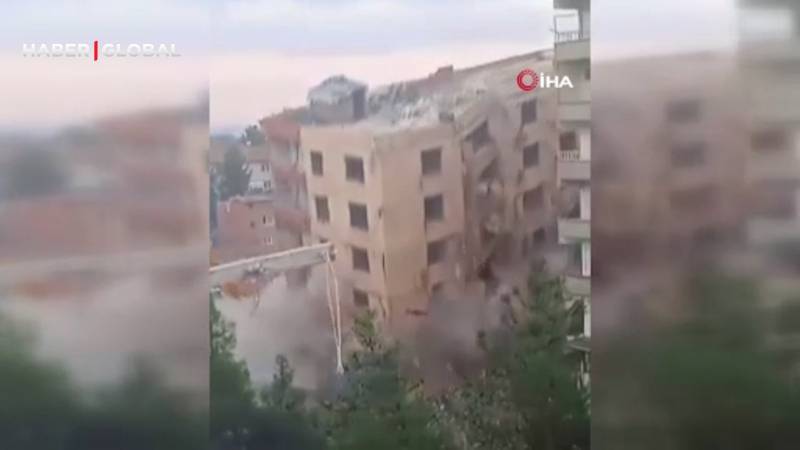 Diyarbəkirdə zəlzələdən zərər görən bina qəfil çökdü - VİDEO