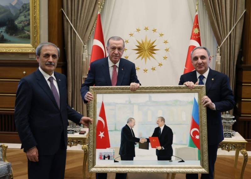 Kamran Əliyev Ərdoğana tarixi rəsm əsəri təqdim etdi