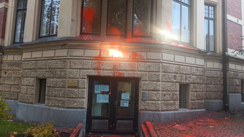Türkiyənin Helsinki səfirliyinə hücum oldu