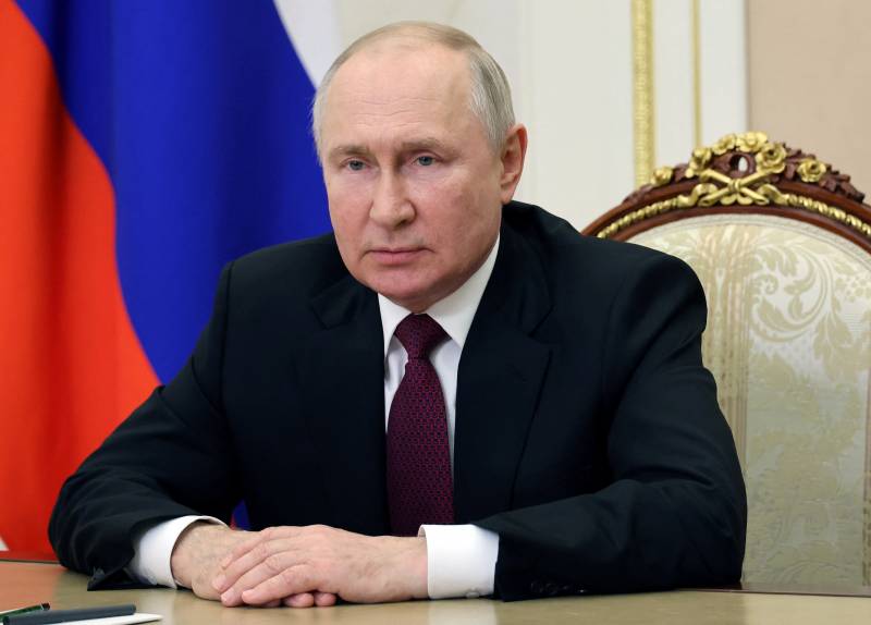 Putin məşhur oval stolundan imtina etdi - FOTO