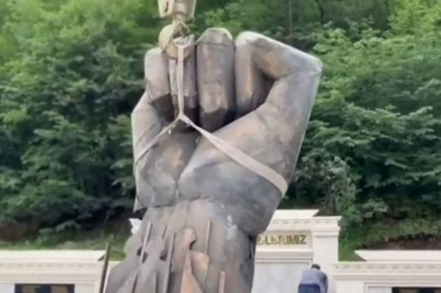 “Dəmir yumruq” abidəsi Xankəndiyə aparıldı - VİDEO