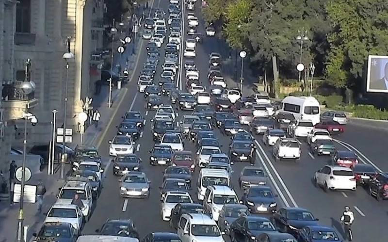 Bakıda 21 yolda tıxac yarandı - SİYAHI