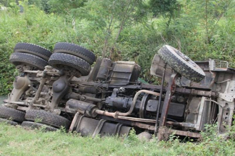 Cəlilabadda \"Kamaz\" aşıb - Ölən var