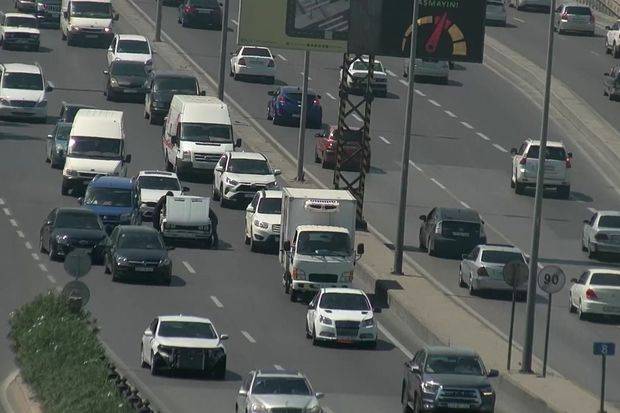 Nasaz avtomobil Bakıda yolda sıxlıq yaratdı